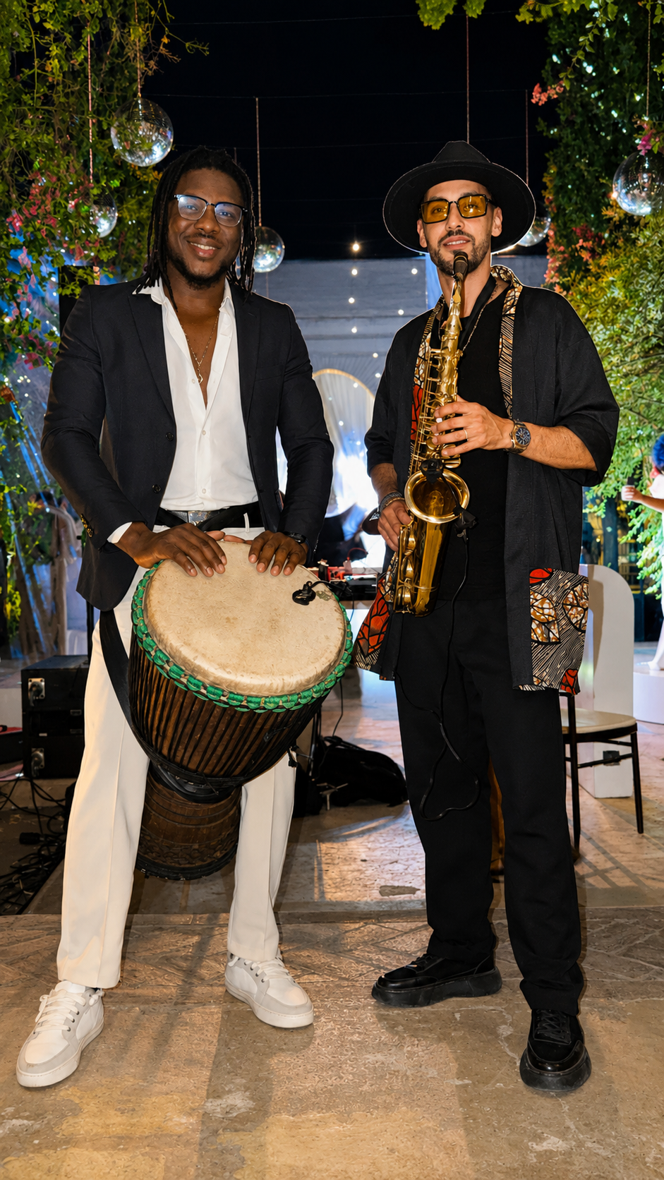 Saxophoniste live en performance lors d'un mariage haut de gamme avec Sekou Percu