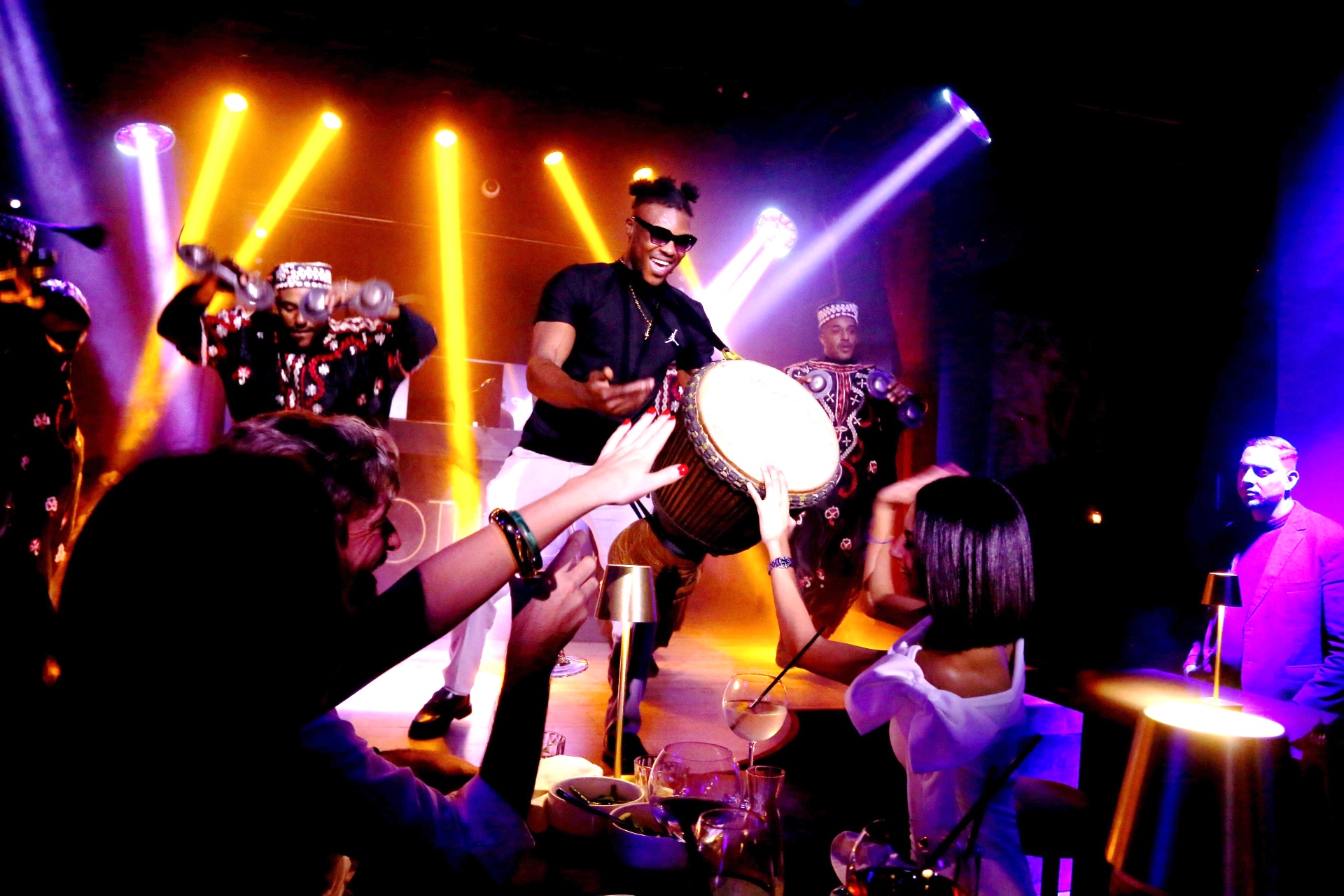 Sekou Percu, percussionniste live en prestation lors d'un mariage